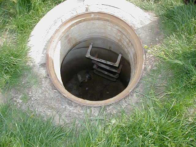 Manhole+with+ladder+visible+from+ 