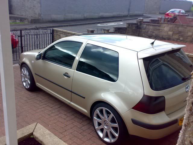 28102007681-2.jpg