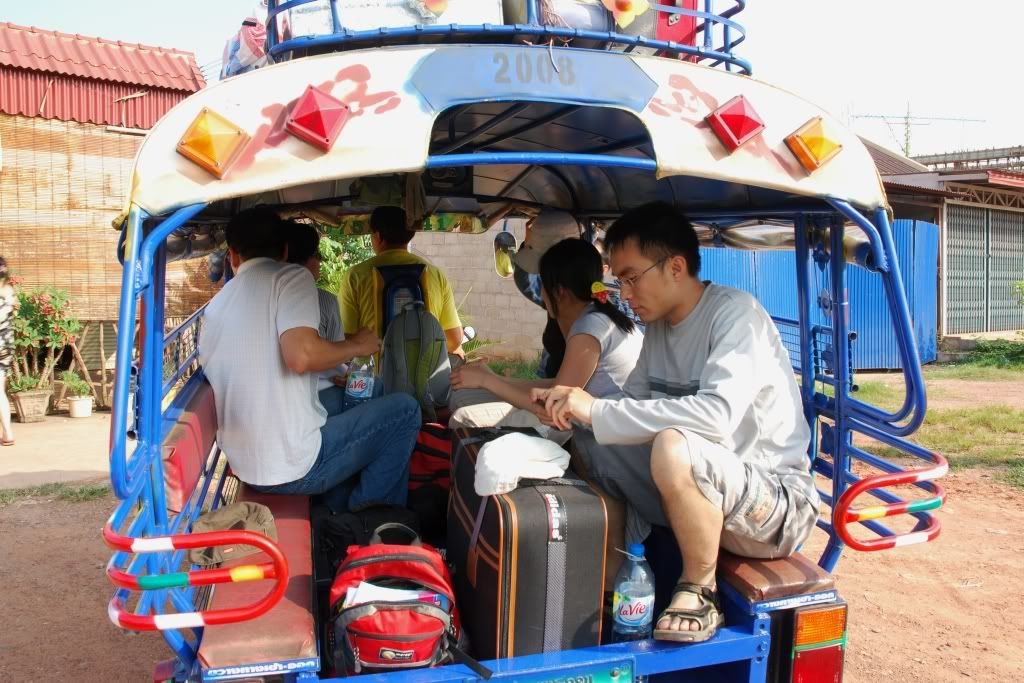 Xe VIP phục vụ đoàn trong 1 suốt ngày ở Vientiane