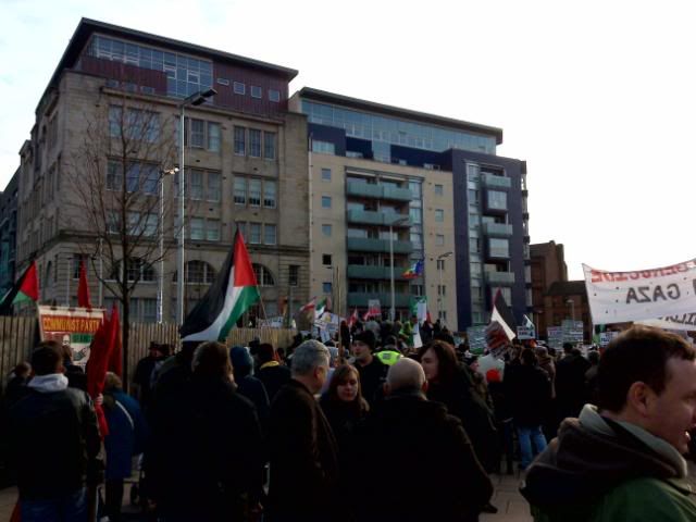 نقره لتكبير أو تصغير الصورة ونقرتين لعرض الصورة في صفحة مستقلة بحجمها الطبيعي