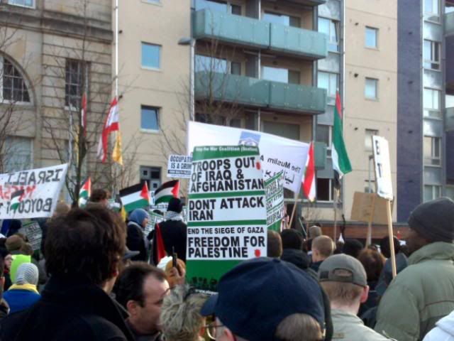 نقره لتكبير أو تصغير الصورة ونقرتين لعرض الصورة في صفحة مستقلة بحجمها الطبيعي