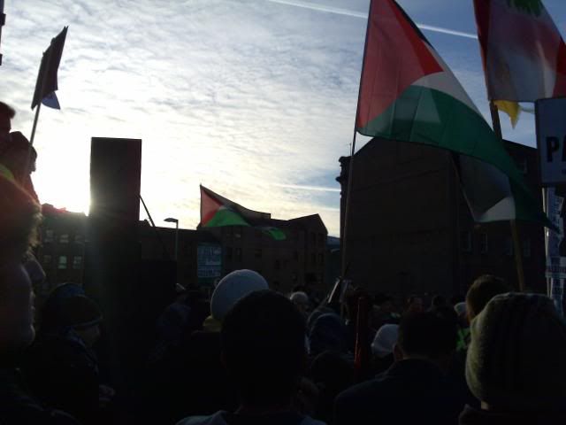 نقره لتكبير أو تصغير الصورة ونقرتين لعرض الصورة في صفحة مستقلة بحجمها الطبيعي