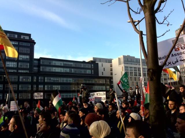 نقره لتكبير أو تصغير الصورة ونقرتين لعرض الصورة في صفحة مستقلة بحجمها الطبيعي