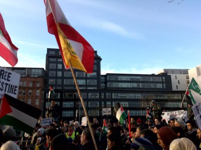 نقره لتكبير أو تصغير الصورة ونقرتين لعرض الصورة في صفحة مستقلة بحجمها الطبيعي