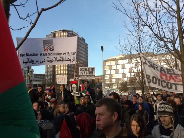 نقره لتكبير أو تصغير الصورة ونقرتين لعرض الصورة في صفحة مستقلة بحجمها الطبيعي