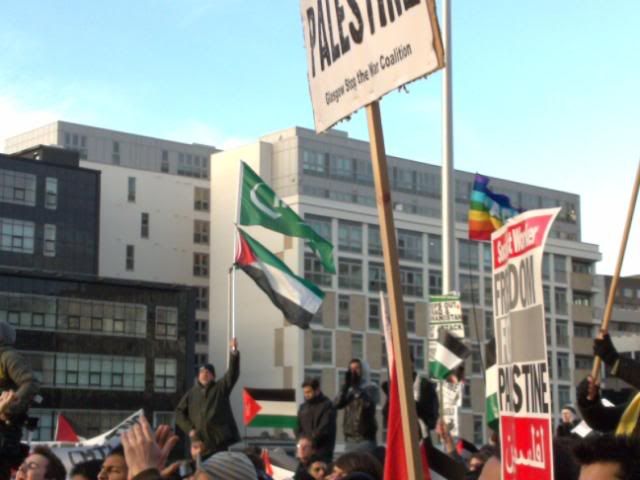 نقره لتكبير أو تصغير الصورة ونقرتين لعرض الصورة في صفحة مستقلة بحجمها الطبيعي