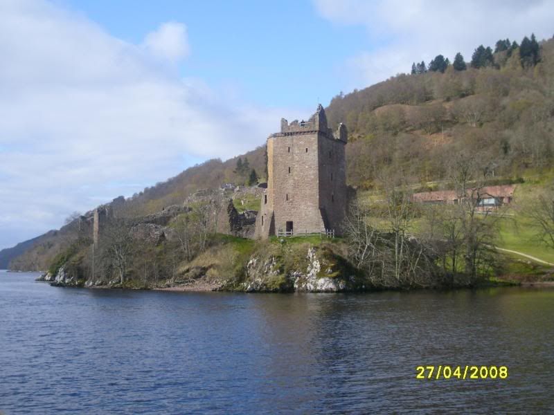 نقره لتكبير أو تصغير الصورة ونقرتين لعرض الصورة في صفحة مستقلة بحجمها الطبيعي