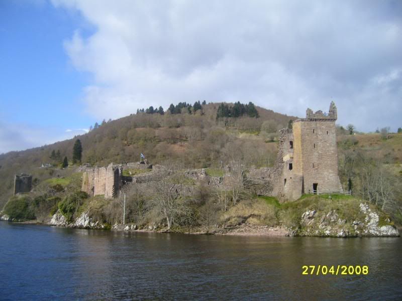 نقره لتكبير أو تصغير الصورة ونقرتين لعرض الصورة في صفحة مستقلة بحجمها الطبيعي