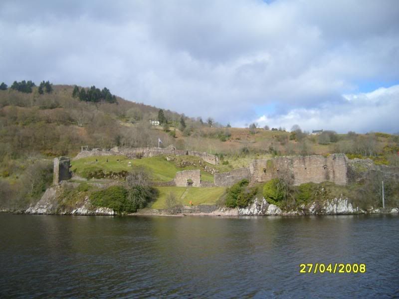 نقره لتكبير أو تصغير الصورة ونقرتين لعرض الصورة في صفحة مستقلة بحجمها الطبيعي