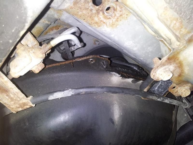 ('09'13) Fuel smell, visible small leak at rear, poor mileage