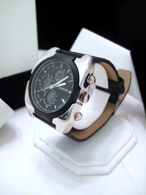 http://i159.photobucket.com/albums/t151/Paulslady828/Watches/Wa31j.jpg?t=1298998003