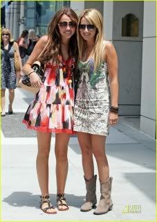 ashley-tisdale-miley-cyrus-04.jpg image by sparkle014