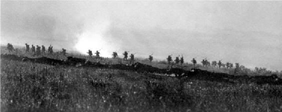 Tyneside_Irish_Brigade_advancing_1_July_1916.jpg