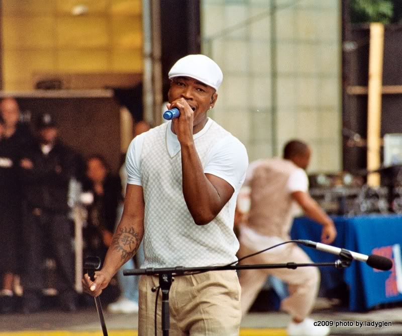 Ne-yo performing at 2009 Taste of Chicago Music Festival