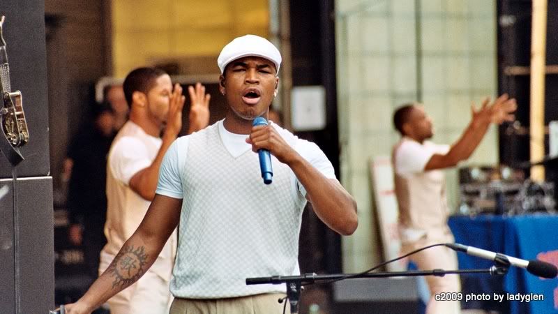 Ne-yo performing at 2009 Taste of Chicago Music Festival