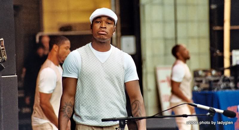 Ne-yo performing at 2009 Taste of Chicago Music Festival