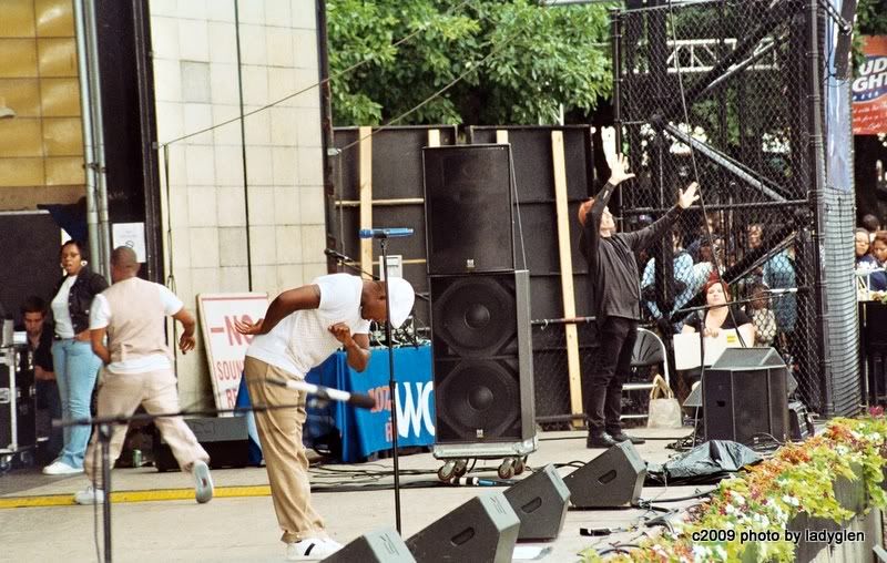 Ne-yo performing at the 2009 Taste of Chicago Music Festival